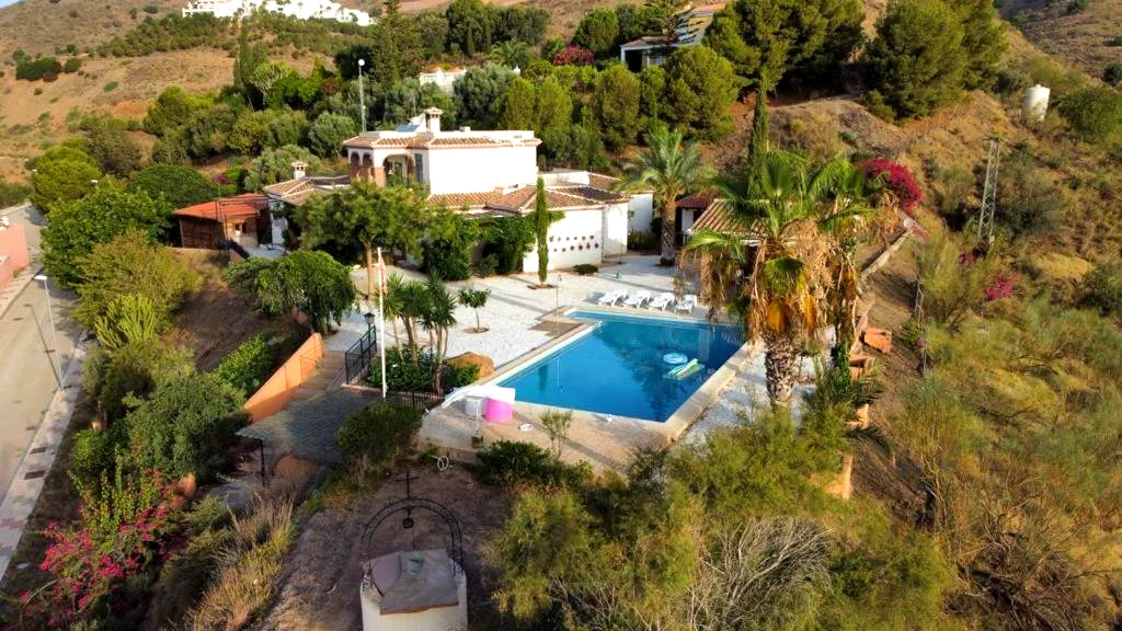 Vista aerea de la finca con la piscina