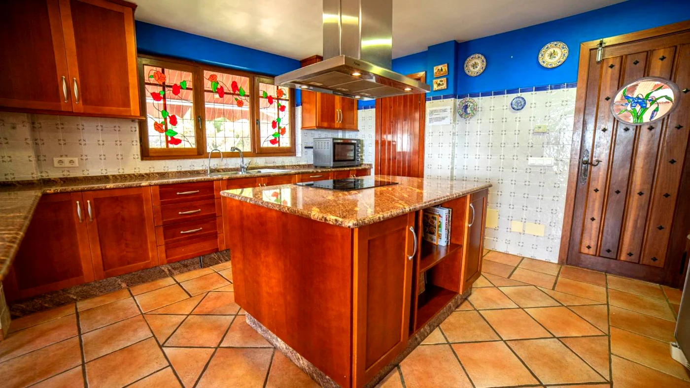 Cocina con vitrocerámica y campana
