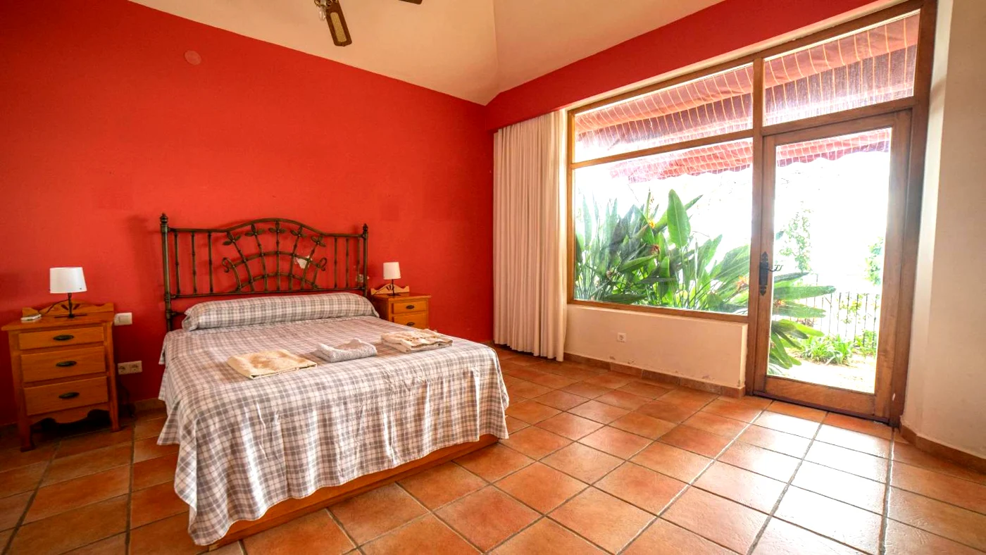 Dormitorio con cama doble