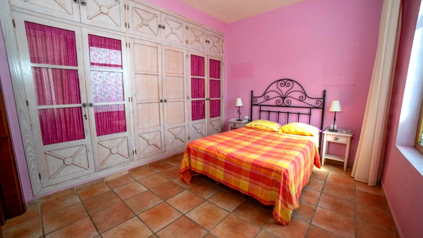 Dormitorio con armarios empotrados