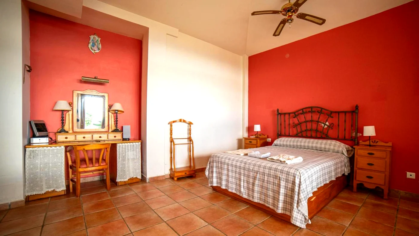 Dormitorio con colcha de rayas
