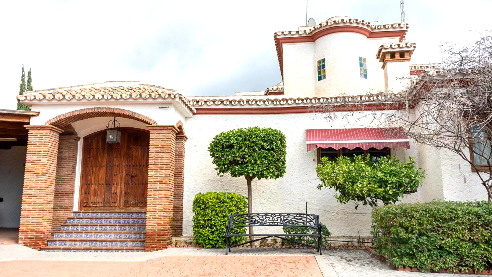 La villa vista desde el jardín