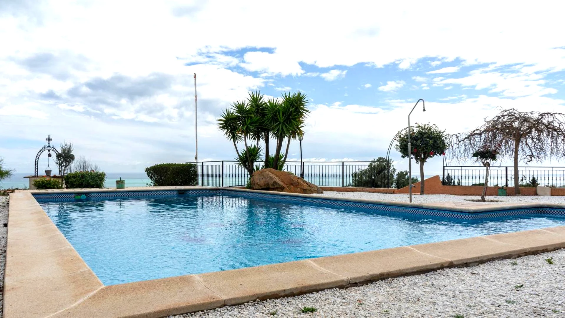 Piscina con vistas al valle y al mar