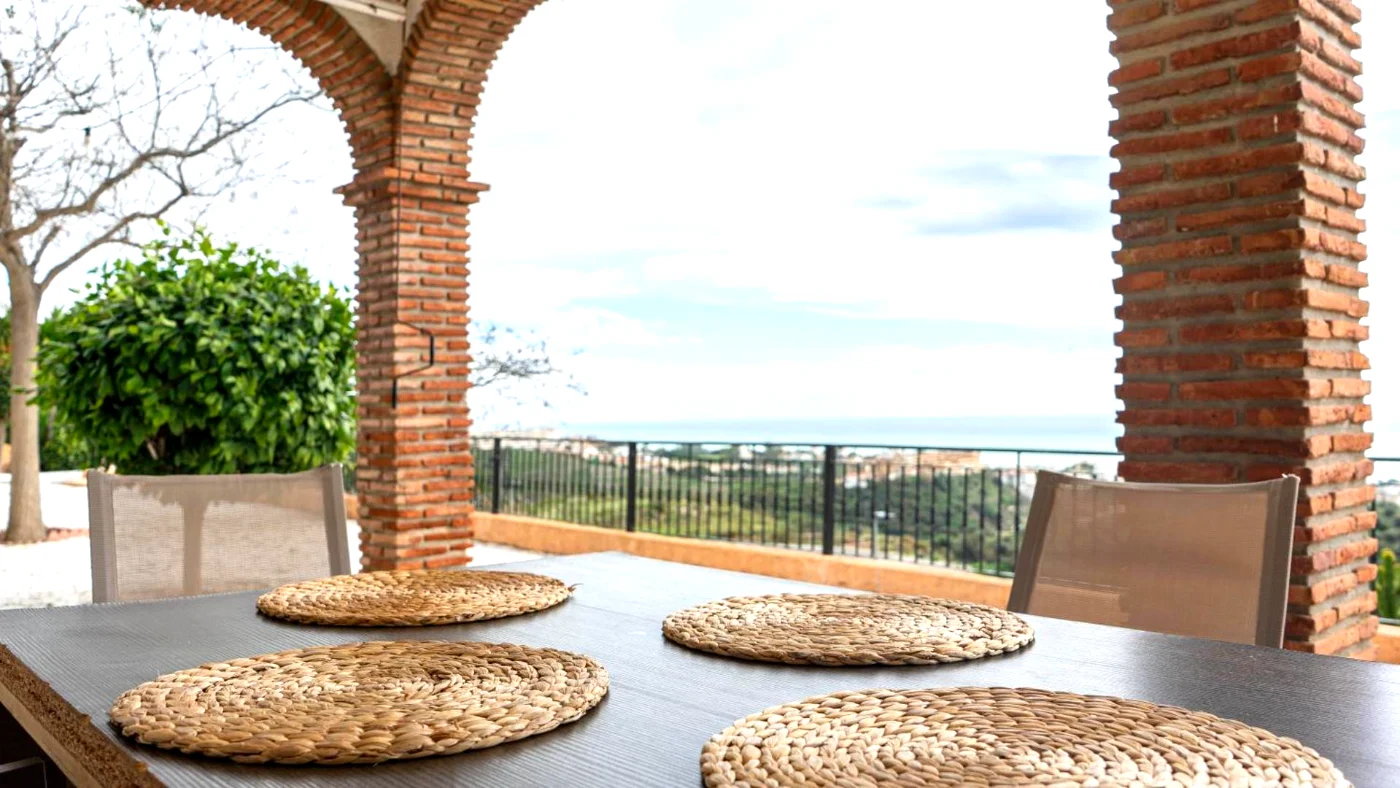 Porche con mesa y sillas