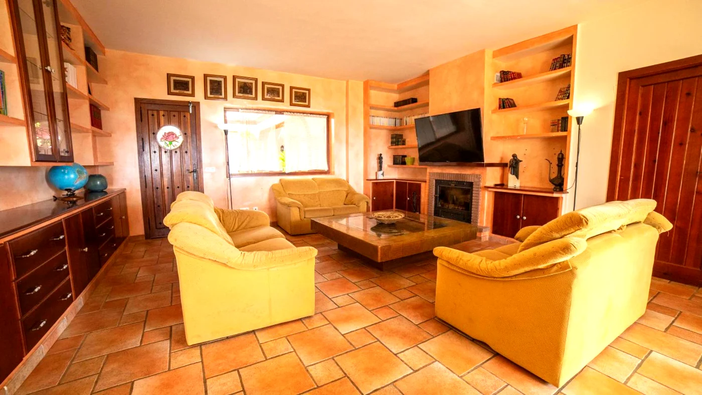 Salón con chimenea